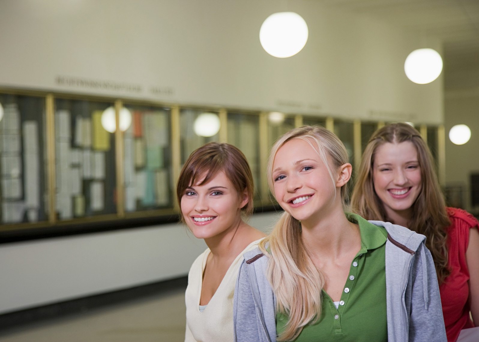 20er, 3, 3 Leute, 3 Menschen, 3 Personen, 30er, Altersgruppen, Alterstufen, Anfänger, Anfängerin, ausbilden, Ausbildung, ausgelassen, begreifen, Beruf, Berufe, bilden, Bildung, in die Kamera, College, Colleges, Collegestudent, Collegestudenten, Collegestudentin, Collegestudentinnen, Dame, Debütant, drei, drei Personen, drinnen, einsehen, Emotion, Emotionen, erfahren, erfassen, erfreut, erlernen, erwachsen, Erwachsene, Erwachsenenbildung, Erwachsener, erziehen, erzieherisch, Erziehung, euphorisch, Flur, Flure, Fortbildung, Frau, Frauen, Freude, Freund, Freunde, Freundin, Freundinnen, Freundschaft, froh, fröhlich, Fröhlichkeit, Gaenge, Gang, Gänge, Gefuehl, Gefuehle, Gefühl, Gefühle, gescheit, Glück, glücklich, gucken, heiter, Heiterkeit, Hochschueler, Hochschuelerin, Hochschuelerinnen, Hochschulausbildung, Hochschulbildung, Hochschule, Hochschulen, Hochschüler, Hochschülerin, Hochschülerinnen, Hochschulstudent, Hochschulstudenten, Hochschulstudentin, Hochschulstudentinnen, Hochschulwesen, in die Kamera, innen, Innenausstattung, Intelligenz, jemand, junge Erwachsene, junge erwachsene Frau, junge erwachsene Frauen, junge Frau, junge Frauen, Korridor, Korridore, Kumpel, Kumpels, Lächeln, lernen, Leute, nachvollziehen, optimistisch, Personen europäischer Abstammung, schauen, sehen, Student, Studenten, Studentin, Studentinnen, Trio, Universitaet, Universität, vergnügt, Verstand, Verständnis, verstehen, weiblich, Weiterbildung, zufrieden, Zufriedenheit, zur Kamera, zuversichtlich, zwanziger,Blick in die Kamera,Fokus,Tiefenschärfe,Europäer [(c) F1online www.f1online.de, Tel. 069/80069-0, E-Mail:agency@f1online.de ]